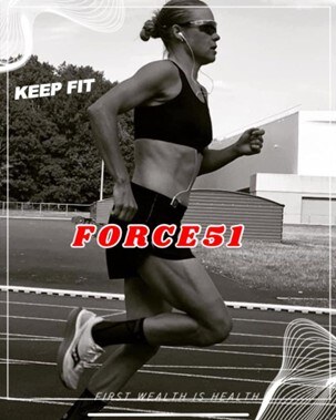 Visuel FORCE 51 en noir et blanc : Alexandra Tondeur en course sur une piste d'athlétisme.