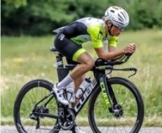 Alexandra Tondeur en position aérodynamique sur son vélo de contre-la-montre.