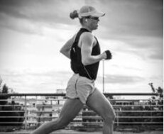 Alexandra Tondeur en course à pied, photographie en noir et blanc.